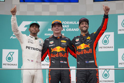 Podio: il secondo classificato Lewis Hamilton, Mercedes AMG F1, il vincitore della gara Max Verstapp