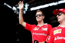 Гонщики Ferrari Себастьян Феттель и Кими Райкконен