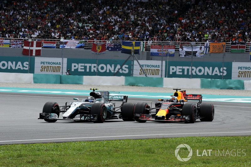 Valtteri Bottas, Mercedes-Benz F1 W08 in lotta con Daniel Ricciardo, Red Bull Racing RB13