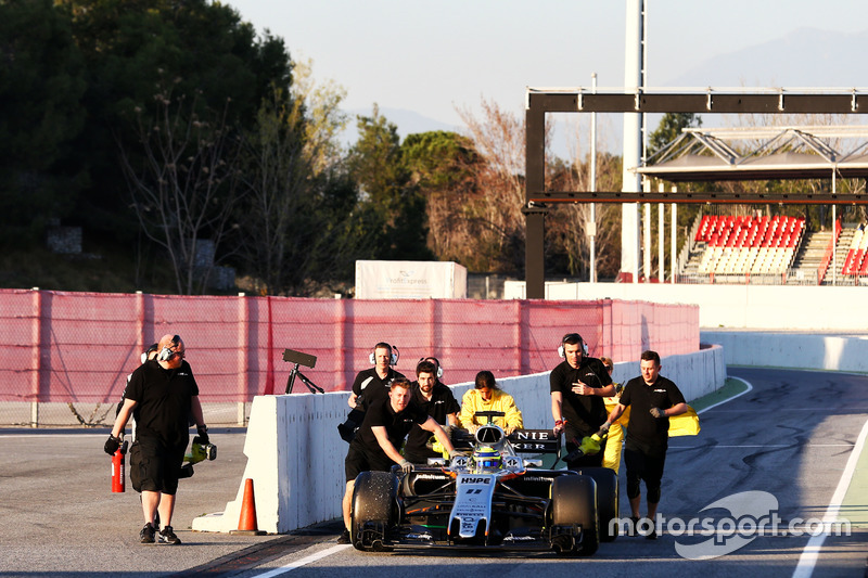 Sergio Pérez, Sahara Force India F1 VJM10 se empujado hacia abajo al pit-lane