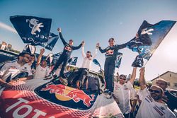 Победители Стефан Петерансель, Жан-Поль Котре и руководитель Peugeot Sport Бруно Фамен