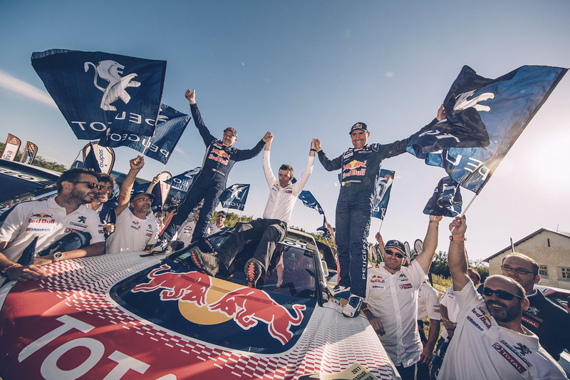 1. Stéphane Peterhansel, Jean-Paul Cottret, Peugeot Sport; mit Peugeot-Sportchef Bruno Famin