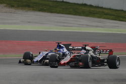 Romain Grosjean, Haas F1 Team VF-17, passes Pascal Wehrlein, Sauber C36