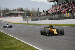 Nico Hulkenberg, Renault Sport F1 Team RS17 and Valtteri Bottas, Mercedes AMG F1 W08 make practice starts