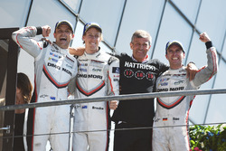 Les vainqueurs, #2 Porsche Team Porsche 919 Hybrid: Timo Bernhard, Earl Bamber, Brendon Hartley, et le team manager Fritz Enzinger, chef de Porsche LMP1