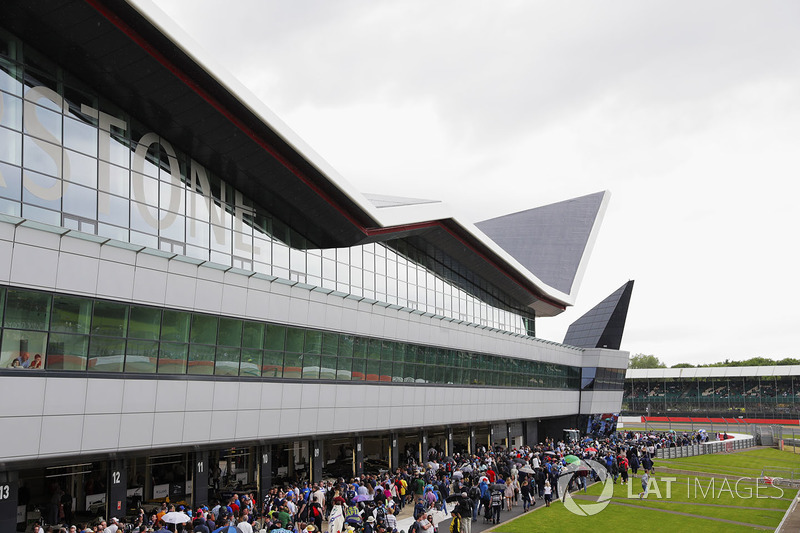 Fans attend the Williams 40th anniversary celebration