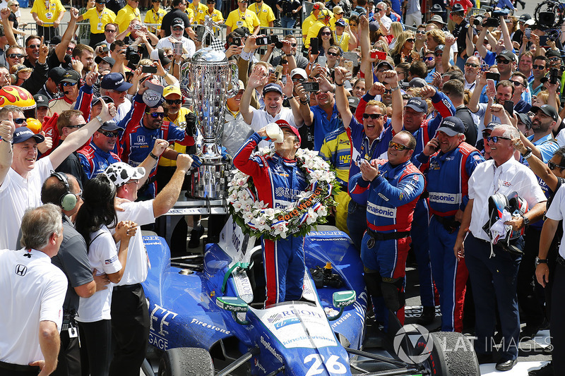 Takuma Sato, Andretti Autosport Honda celebrates with milk in victory lane