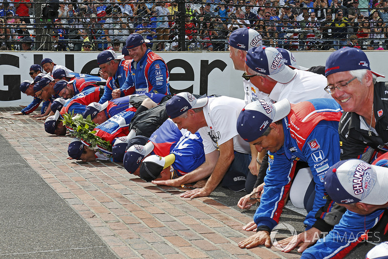 Takuma Sato, Andretti Autosport Honda besa la yarda de ladrillos con su equipo