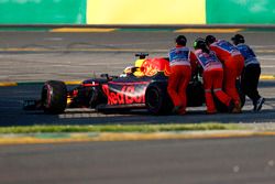 Marshalls empujan lejos el coche de Daniel Ricciardo, Red Bull Racing RB13