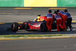 Marshalls push away the car of Daniel Ricciardo, Red Bull Racing RB13