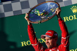 Podium: winnaar Sebastian Vettel, Ferrari