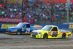 Chase Briscoe, Brad Keselowski Racing Ford nd Matt Crafton, ThorSport Racing Toyota green flag start