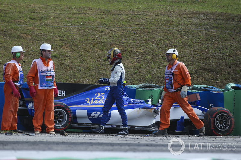 Pascal Wehrlein, Sauber C36-Ferrari, es asistido por los oficiales después de su choque en la PL2