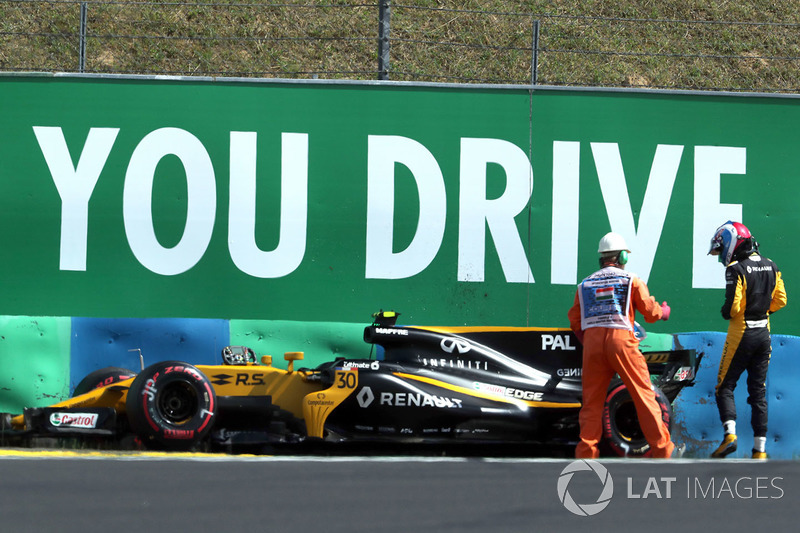 Marshal and the crashed car of Jolyon Palmer, Renault Sport F1 Team RS17 in FP2