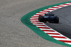 Romain Grosjean, Haas F1 Team VF-17, avec une crevaison à l'avant et des étincelles
