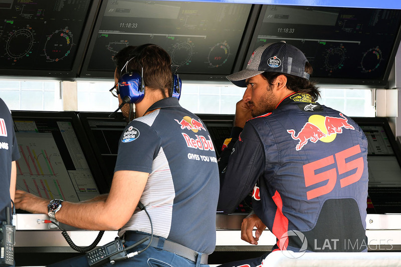 Carlos Sainz Jr., Scuderia Toro Rosso en el pórtico de la pared de boxes