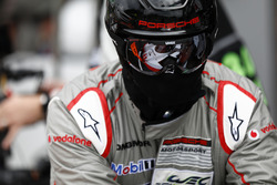 Un mécanicien Porsche Team