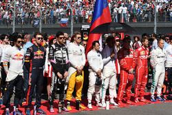 Pilotos durante el Himno nacional