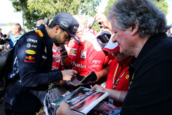 Daniel Ricciardo, Red Bull Racing, schreibt Autogramme