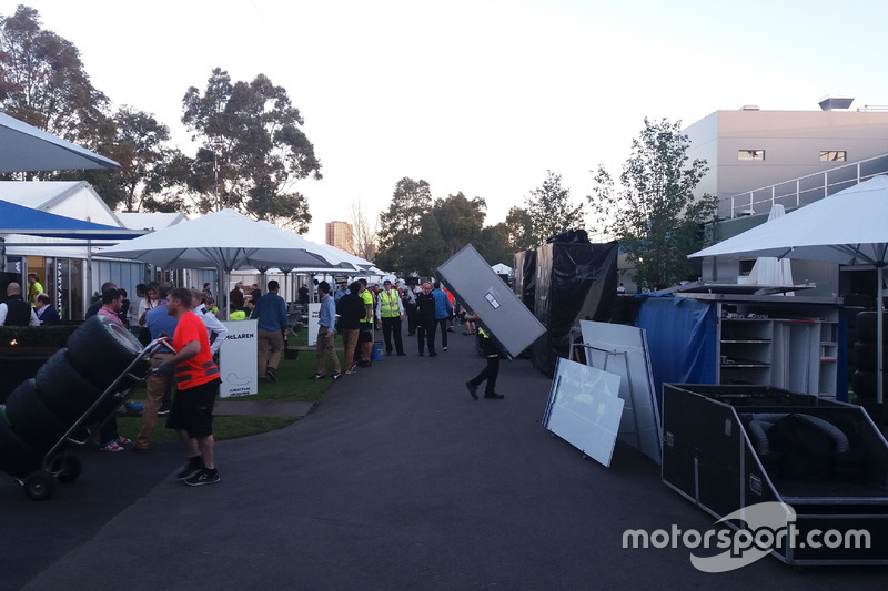 Suasana paddock setelah balapan berakhir