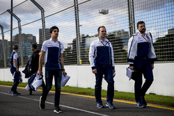 L'équipe Williams, avec Lance Stroll, lors de la reconnaissance de la piste