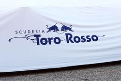 Der abgedeckte Toro Rosso STR12 mit Logo