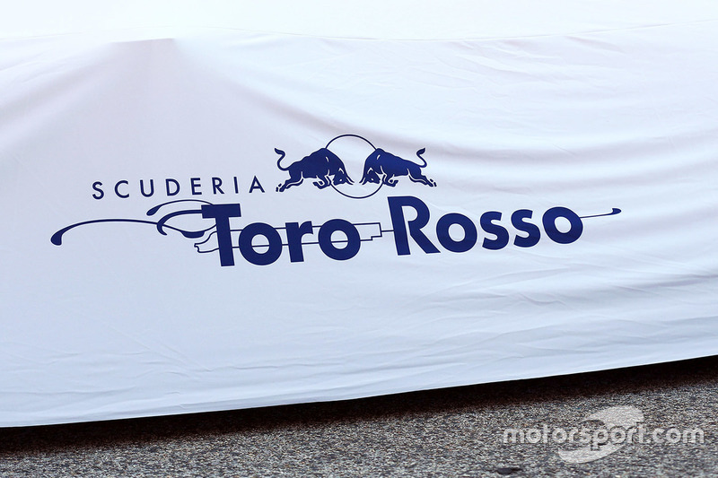 Der abgedeckte Toro Rosso STR12 mit Logo