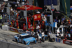 D.J. Kennington, Gaunt Brothers Racing Toyota, pit stop