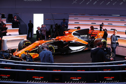 Pressevertreterin vor dem McLaren MCL32