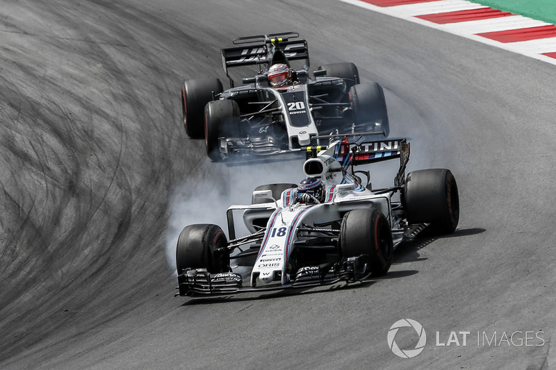 Lance Stroll, Williams FW40 locks up in front of Kevin Magnussen, Haas F1 Team VF-17