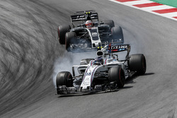Lance Stroll, Williams FW40 locks up in front of Kevin Magnussen, Haas F1 Team VF-17