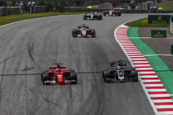 Кими Райкконен, Ferrari SF70H, и Ромен Грожан, Haas F1 Team VF-17