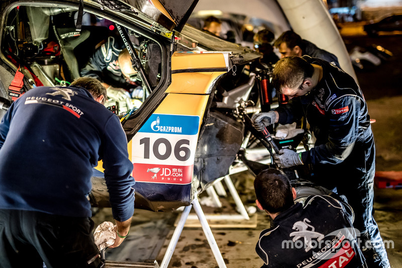 Mechanics working on the car of #106 Peugeot Sport Peugeot 3008 DKR: Stéphane Peterhansel, Jean-Paul