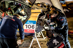 Mechanics working on the car of #106 Peugeot Sport Peugeot 3008 DKR: Stéphane Peterhansel, Jean-Paul Cottret