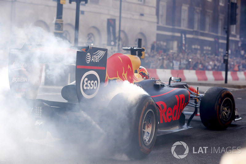 Daniel Ricciardo, Red Bull Racing RB13, , melakukan atraksi donut