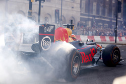 Daniel Ricciardo, Red Bull Racing RB13, does some donuts