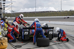 Ed Jones, Dale Coyne Racing Honda pit stop