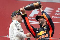 Le troisième, Daniel Ricciardo, Red Bull Racing, verse du champagne sur le vainqueur Valtteri Bottas, Mercedes AMG F1