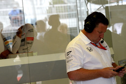 Fernando Alonso, McLaren observes Zak Brown, McLaren Executive Director on his phone