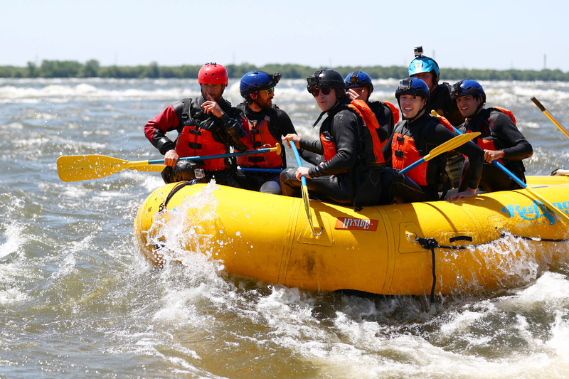 Pilotos de Red Bull hacen rafting en el río: Daniel Ricciardo, Max Verstappen, Daniil Kvyat y Carlos Sainz, Jr.