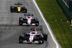 Sergio Perez, Sahara Force India F1 VJM10, Esteban Ocon, Sahara Force India F1 VJM10 et Nico Hulkenberg, Renault Sport F1 Team RS17