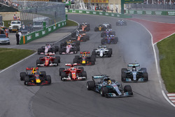 Start: Lewis Hamilton, Mercedes AMG F1 W08, Valtteri Bottas, Mercedes AMG F1 W08
