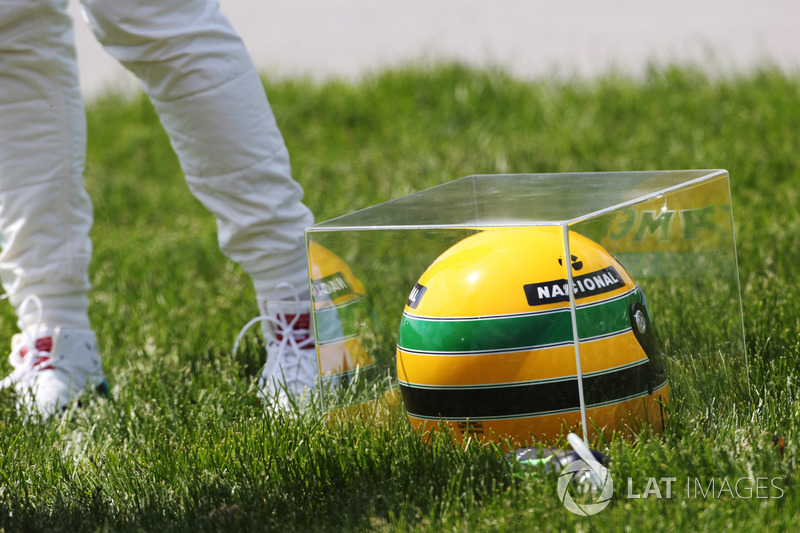 Lewis Hamilton mostra capacete de Senna no GP do Canadá de 2017