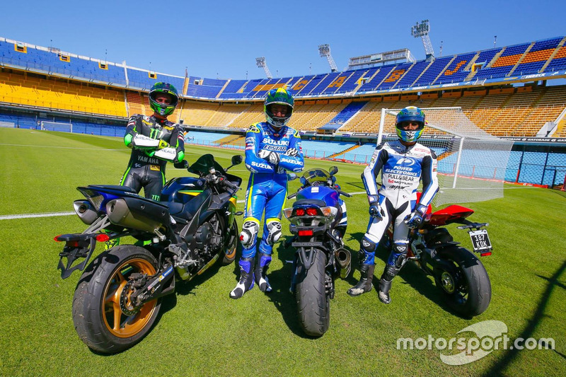 Motos e pilotos no gramado de La Bombonera