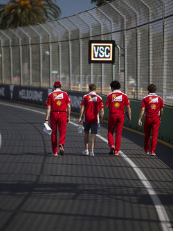 Sebastian Vettel, Ferrari maakt wandeling op het circuit met het team