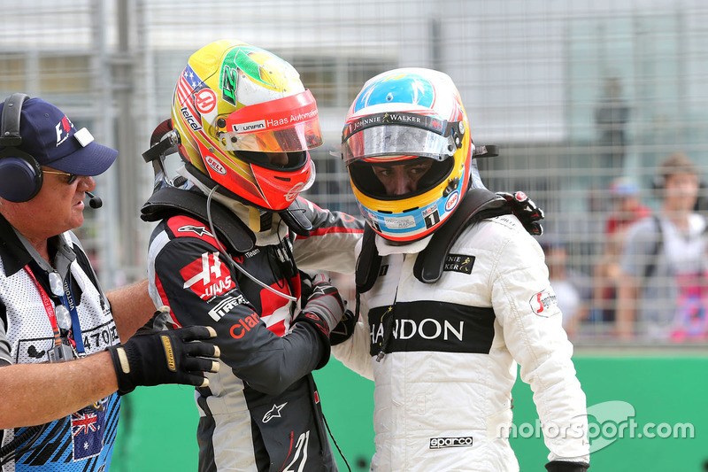 Esteban Gutierrez, Haas F1 Team y Fernando Alonso, McLaren