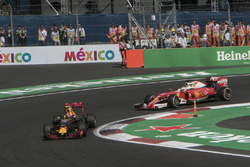 Max Verstappen, Red Bull Racing RB12 y Sebastian Vettel, Ferrari SF16-H