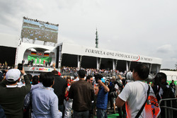 Podio: Nico Rosberg, Mercedes AMG F1, segundo; Lewis Hamilton, Mercedes AMG F1, ganador de la carrer