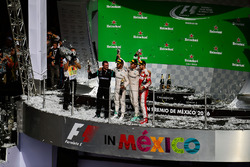 Podium : Tony Walton, mécanicien Mercedes AMG F1; Nico Rosberg, Mercedes AMG F1, deuxième; Lewis Hamilton, Mercedes AMG F1, vainqueur; Sebastian Vettel, Ferrari, troisième