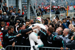 Sieger Lewis Hamilton, Mercedes AMG F1 feiert seinen Sieg im Parc Ferme